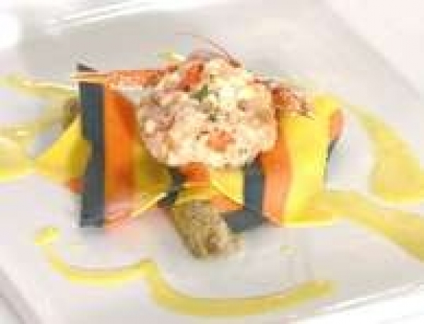 Lasagnetta  tricolore con quenelles di melanzane, tartare di gamberi e salsa al curry